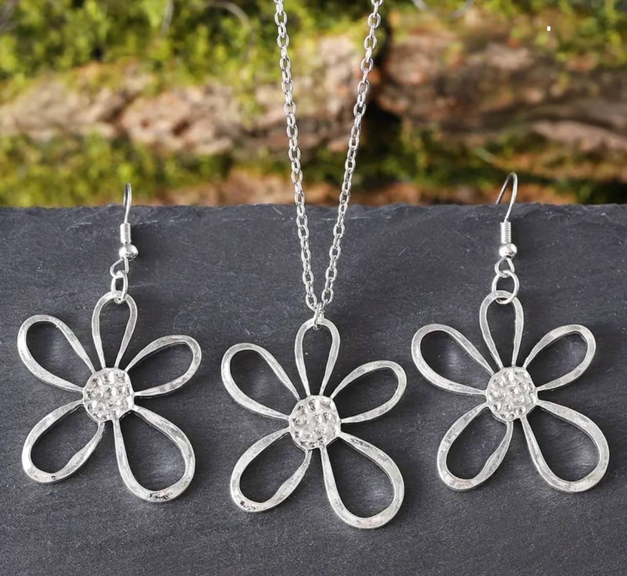Cadena y aritos colgantes de flor