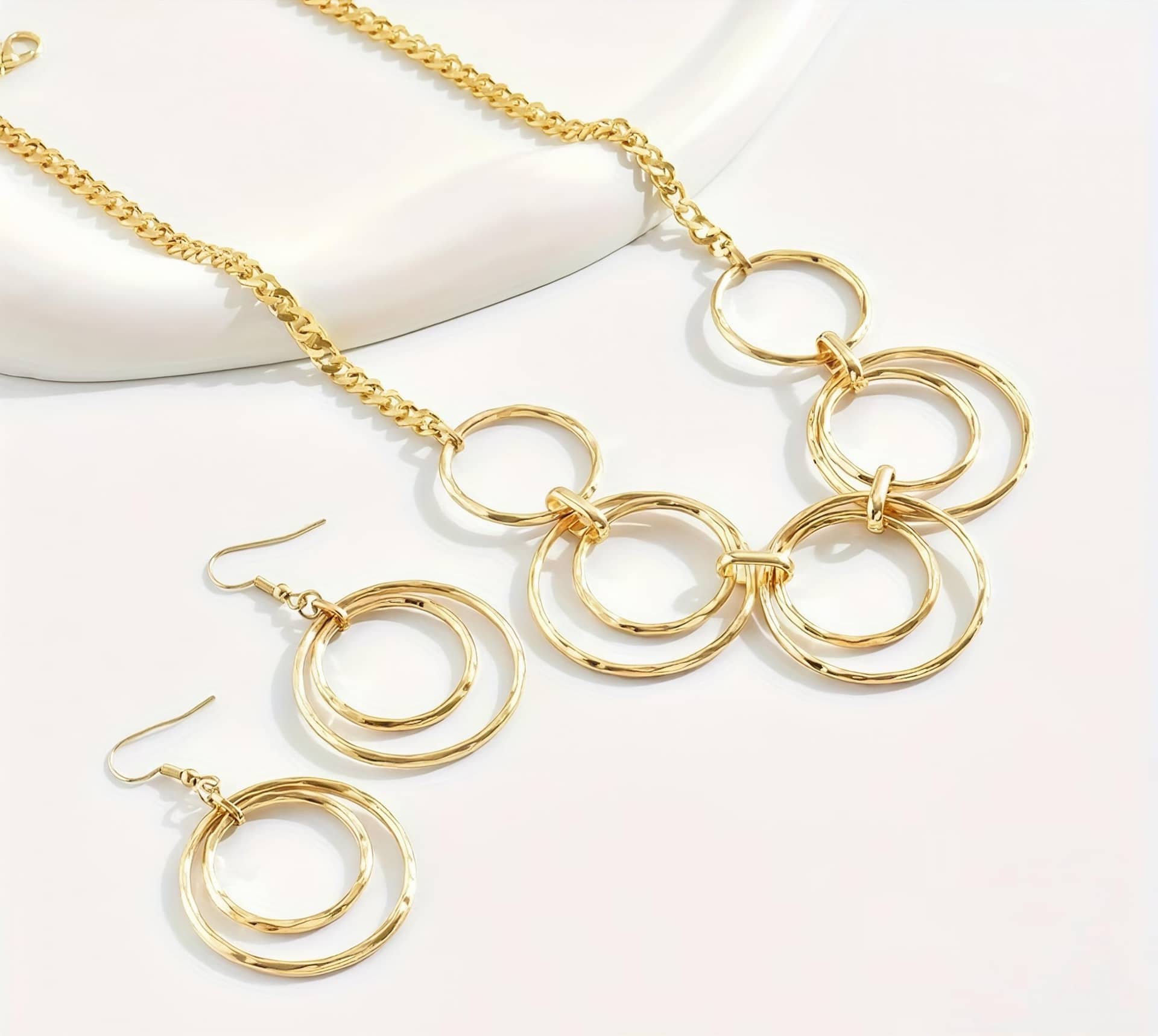 Collar y aretes redondos dorados