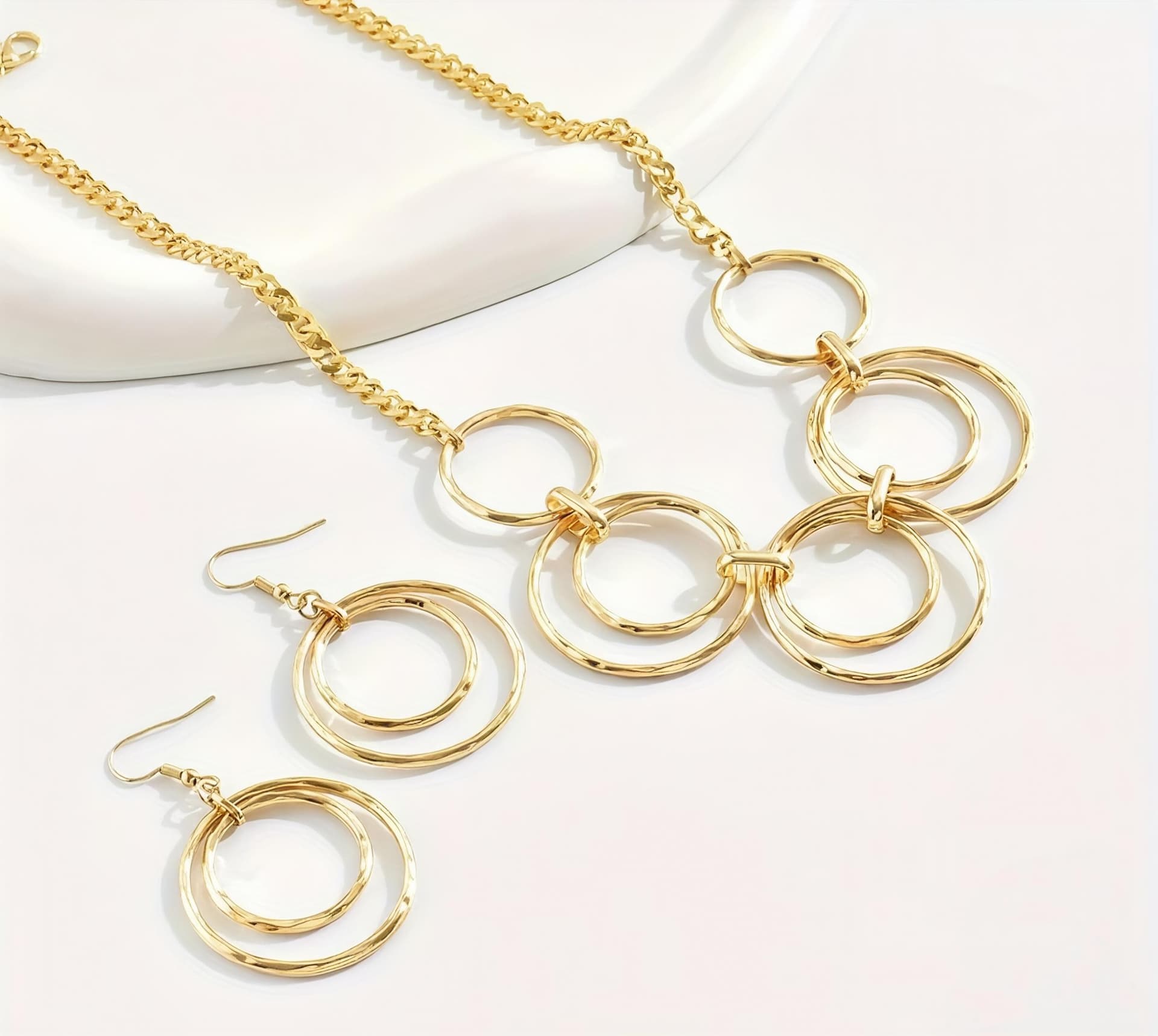 Collar y aretes redondos dorados