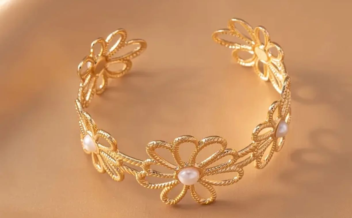 Pulsera de perlas y flores