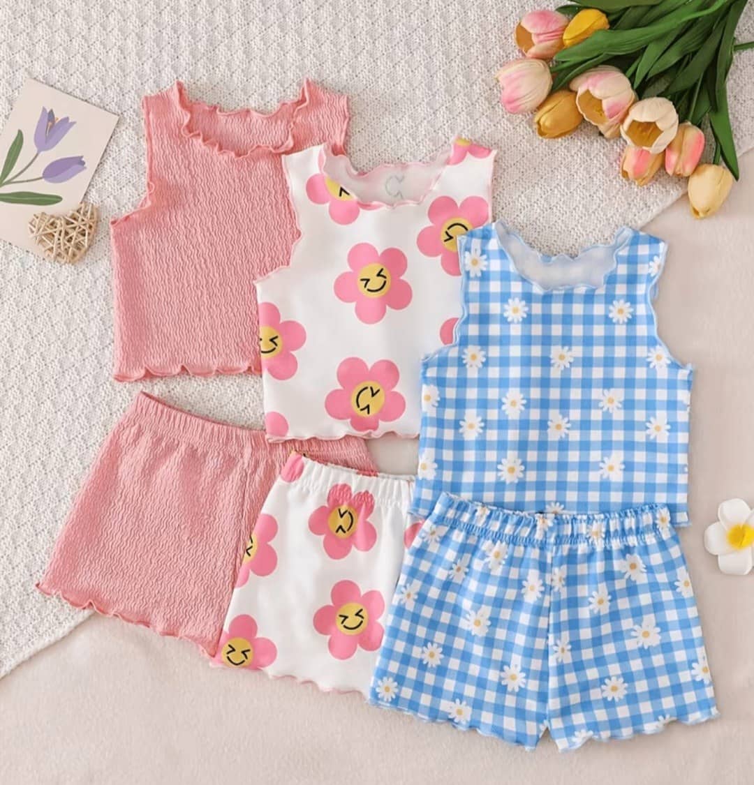 Pijama rosada texturizada + Pijama flores sonrientes + Pijama cuadros azul margaritas