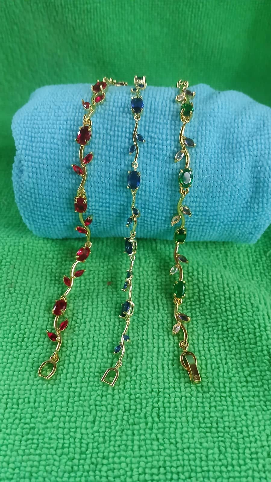 Pulsera con piedras rojas
