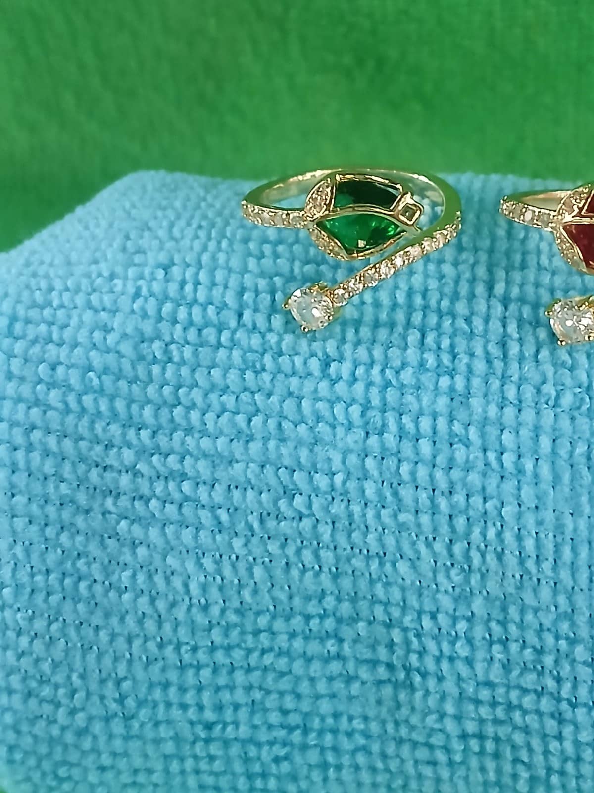 Anillo dorado con piedra verde