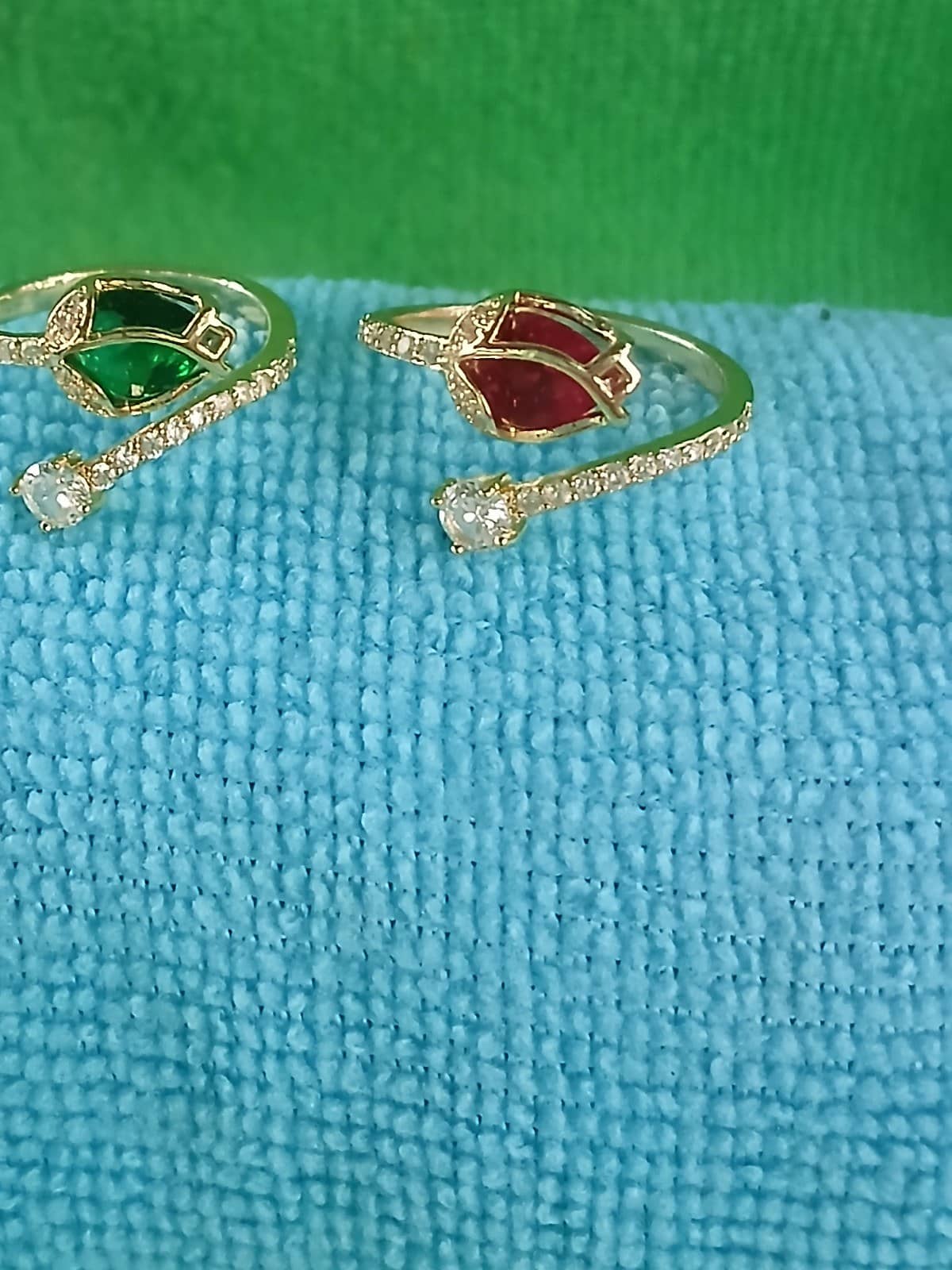 Anillo dorado con piedra roja