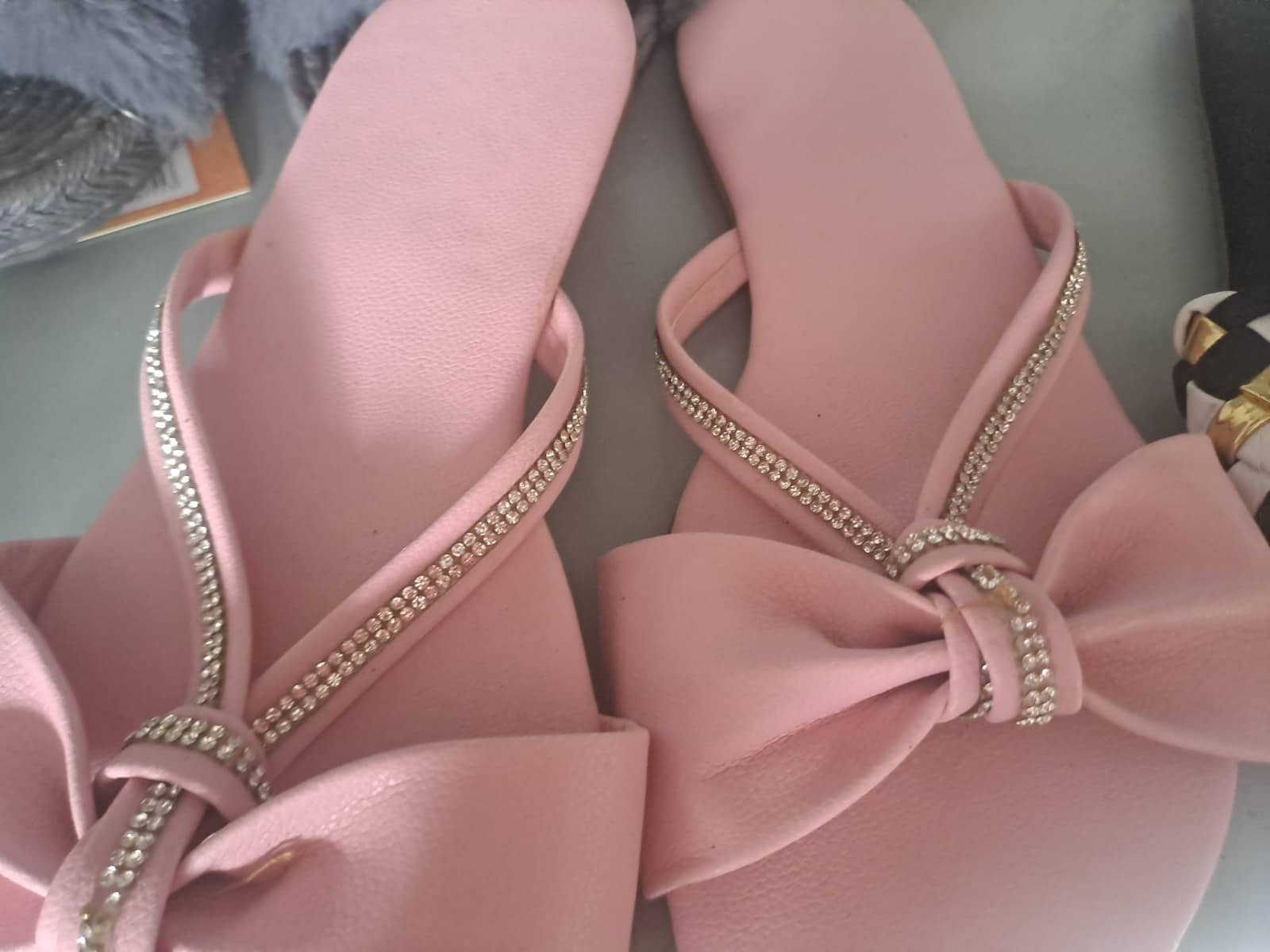 Sandalias rosadas con moño