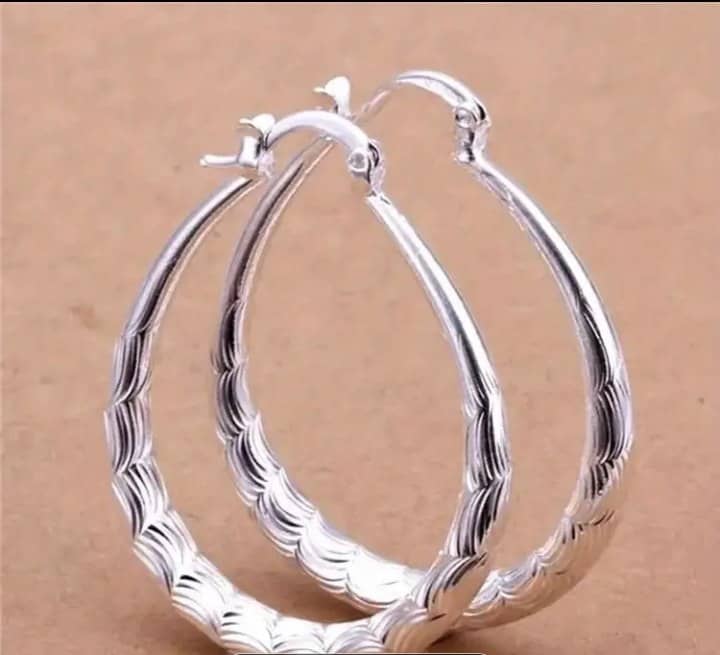 Aretes de aro ondulados