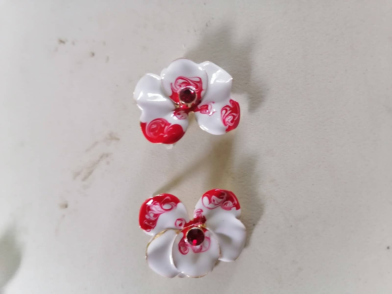 Aretes de Flor Blanca y Roja