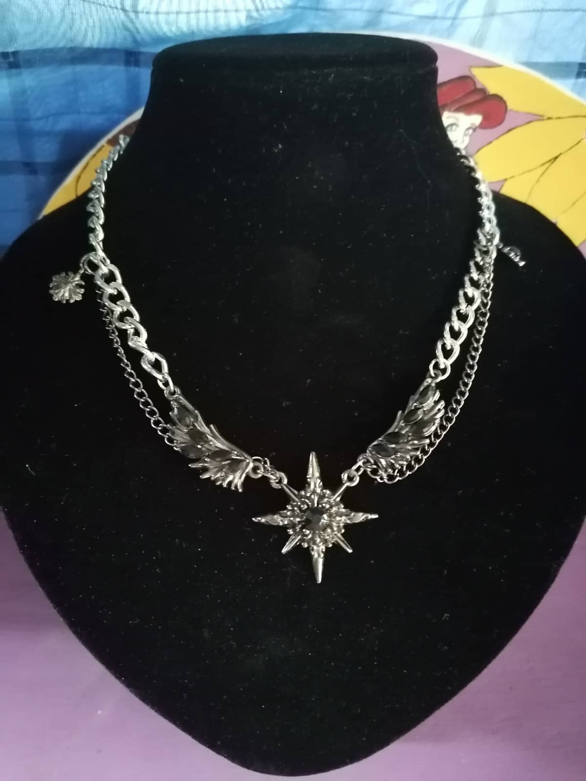 Collar plateado con estrella