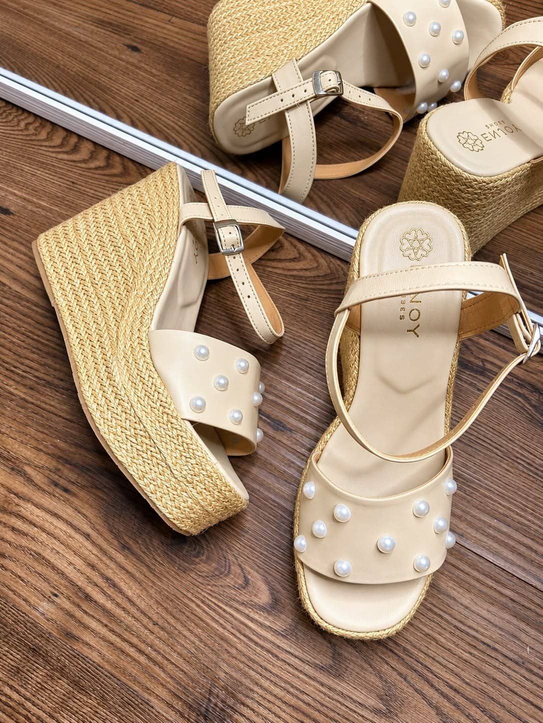 Sandalias con perlas beige