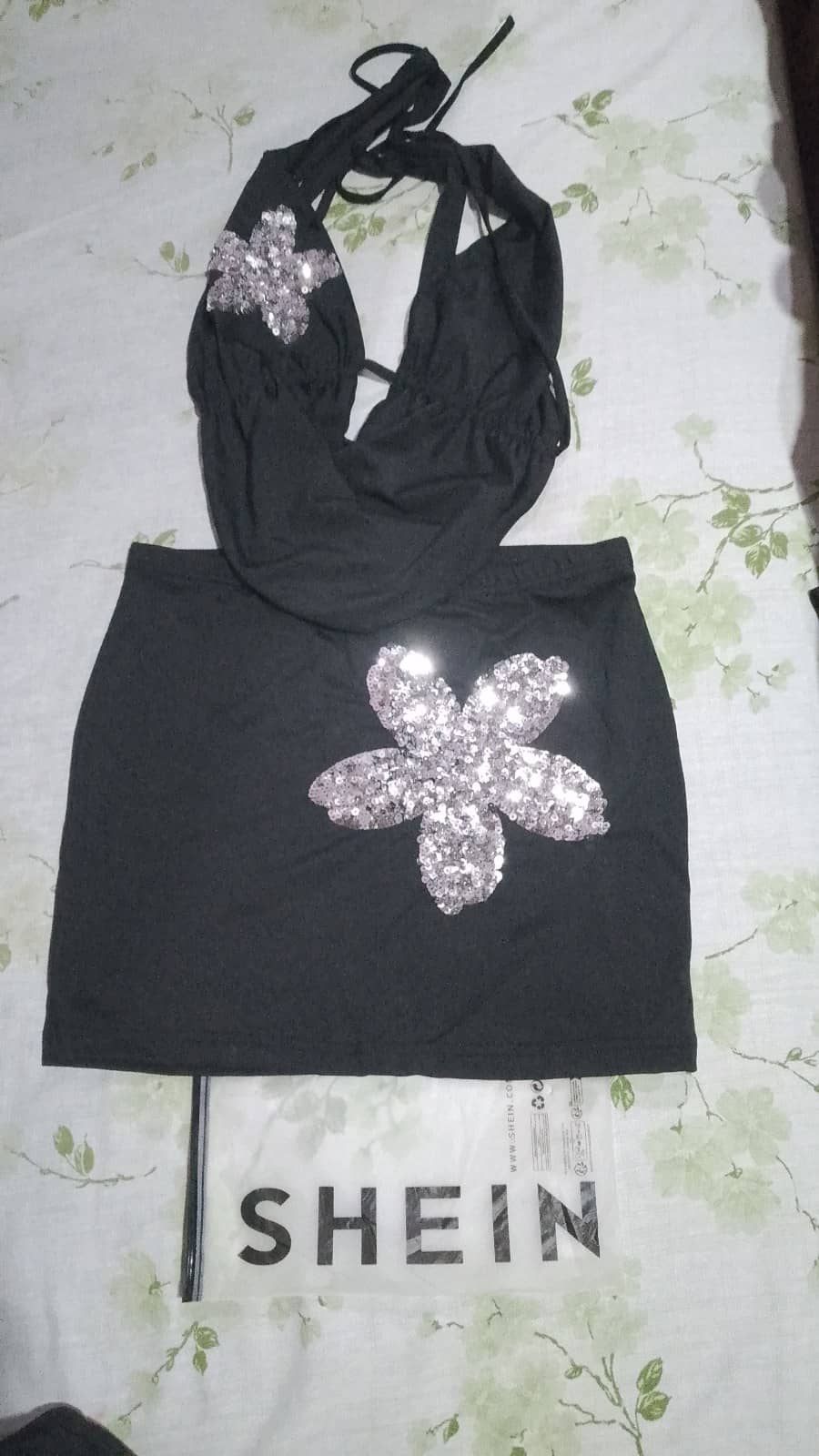 Conjunto halter con flor plateada