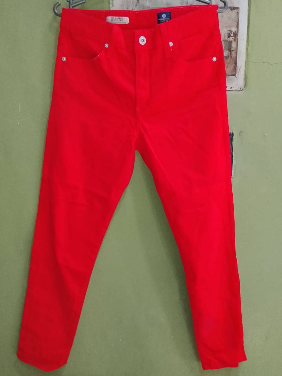 Pantalón rojo ajustado