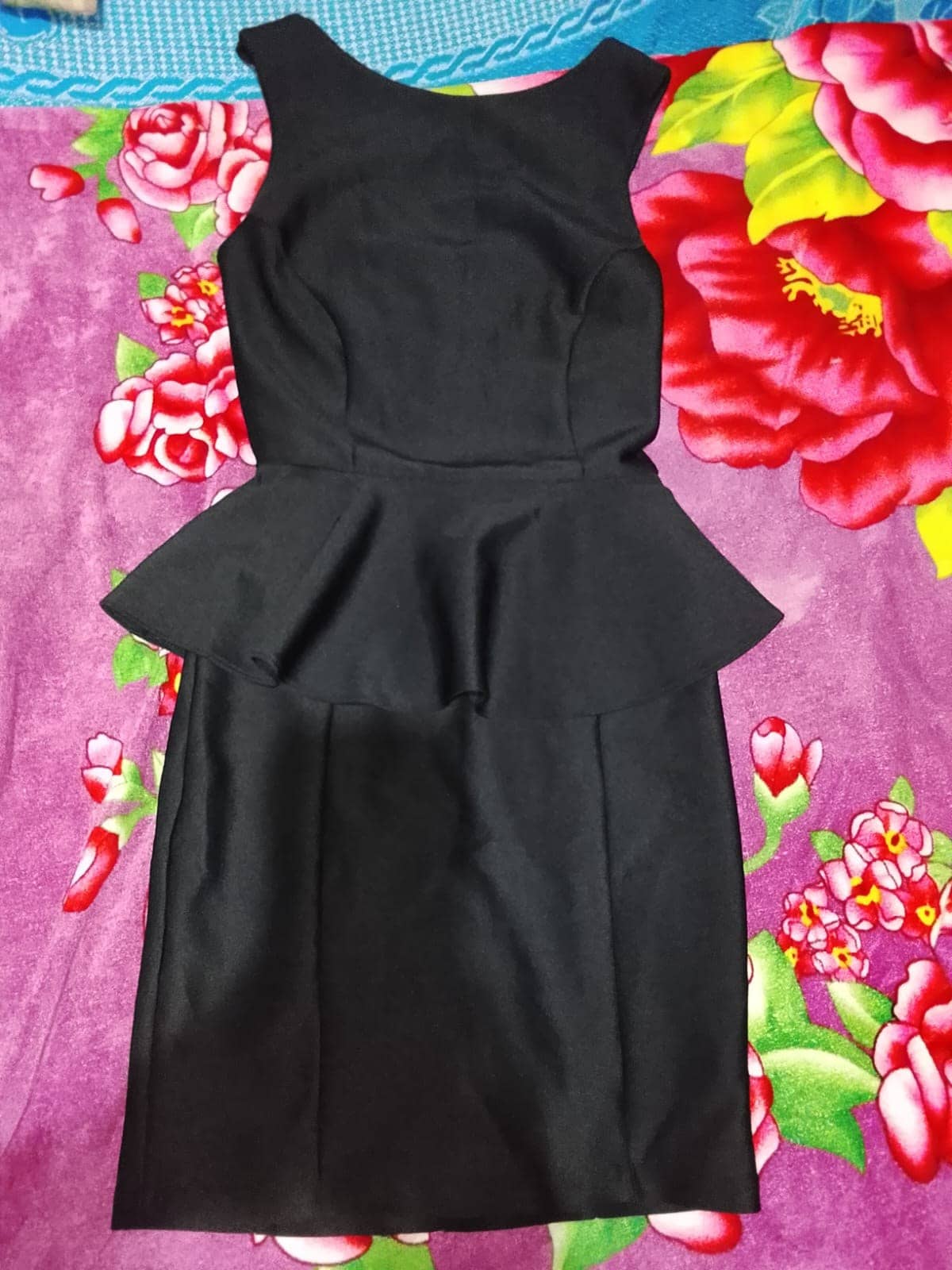 Vestido Negro con Peplum