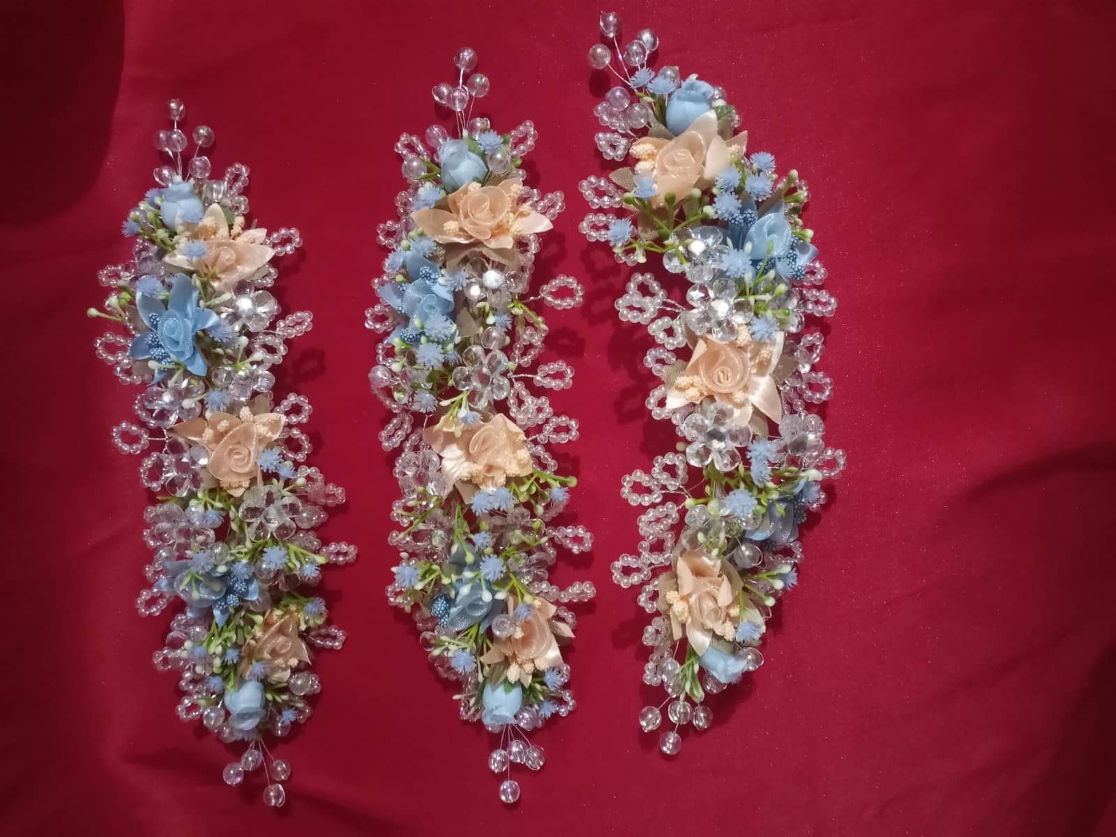 Tocado floral azul y beige