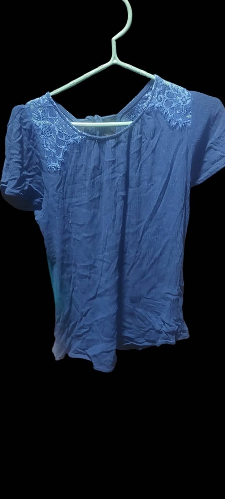 Blusa azul con encaje