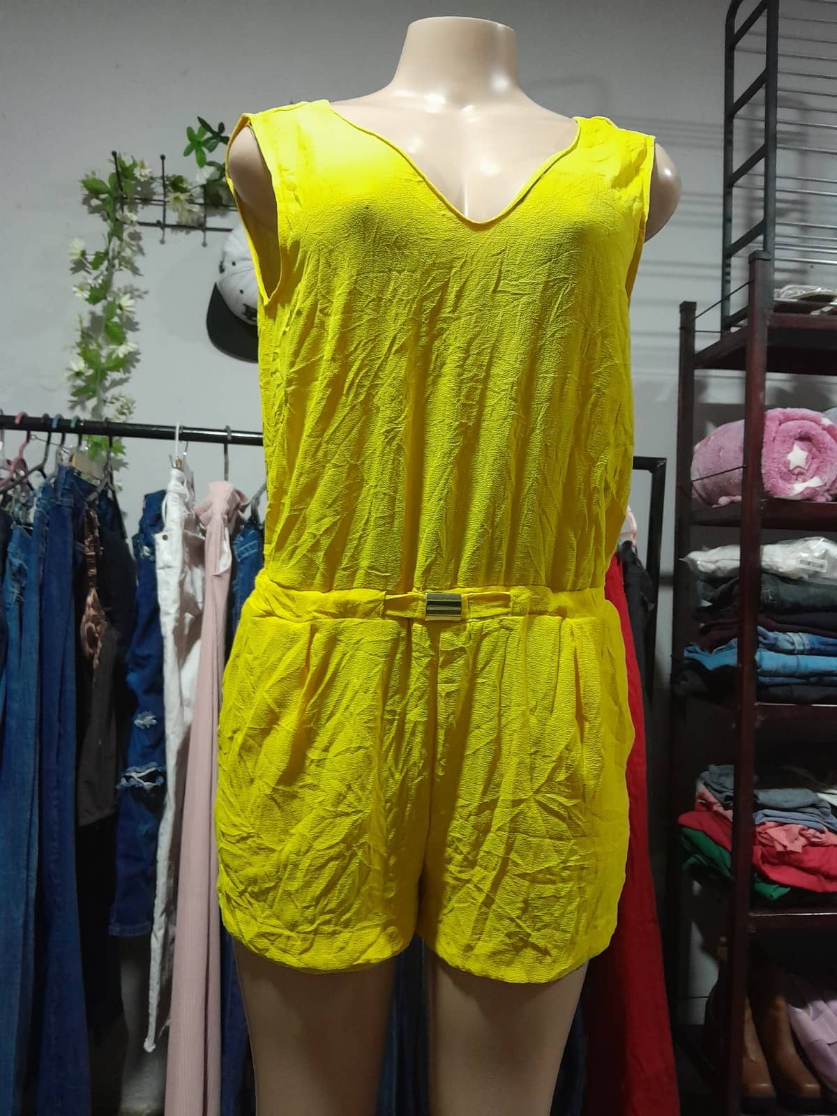 Conjunto deportivo amarillo neón