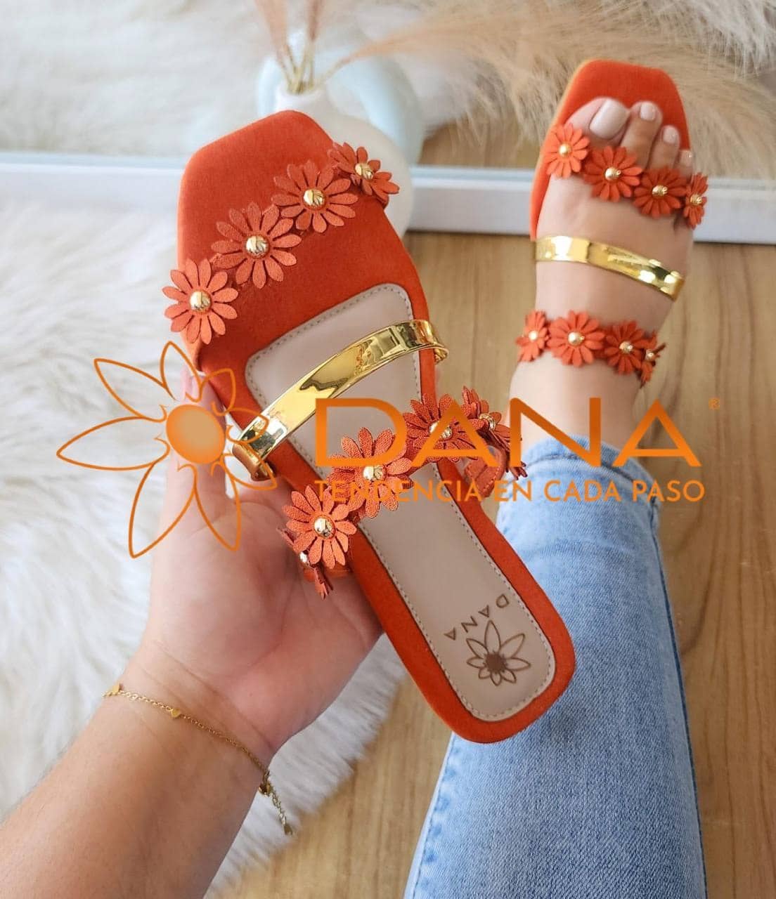Sandalias con flores naranjas