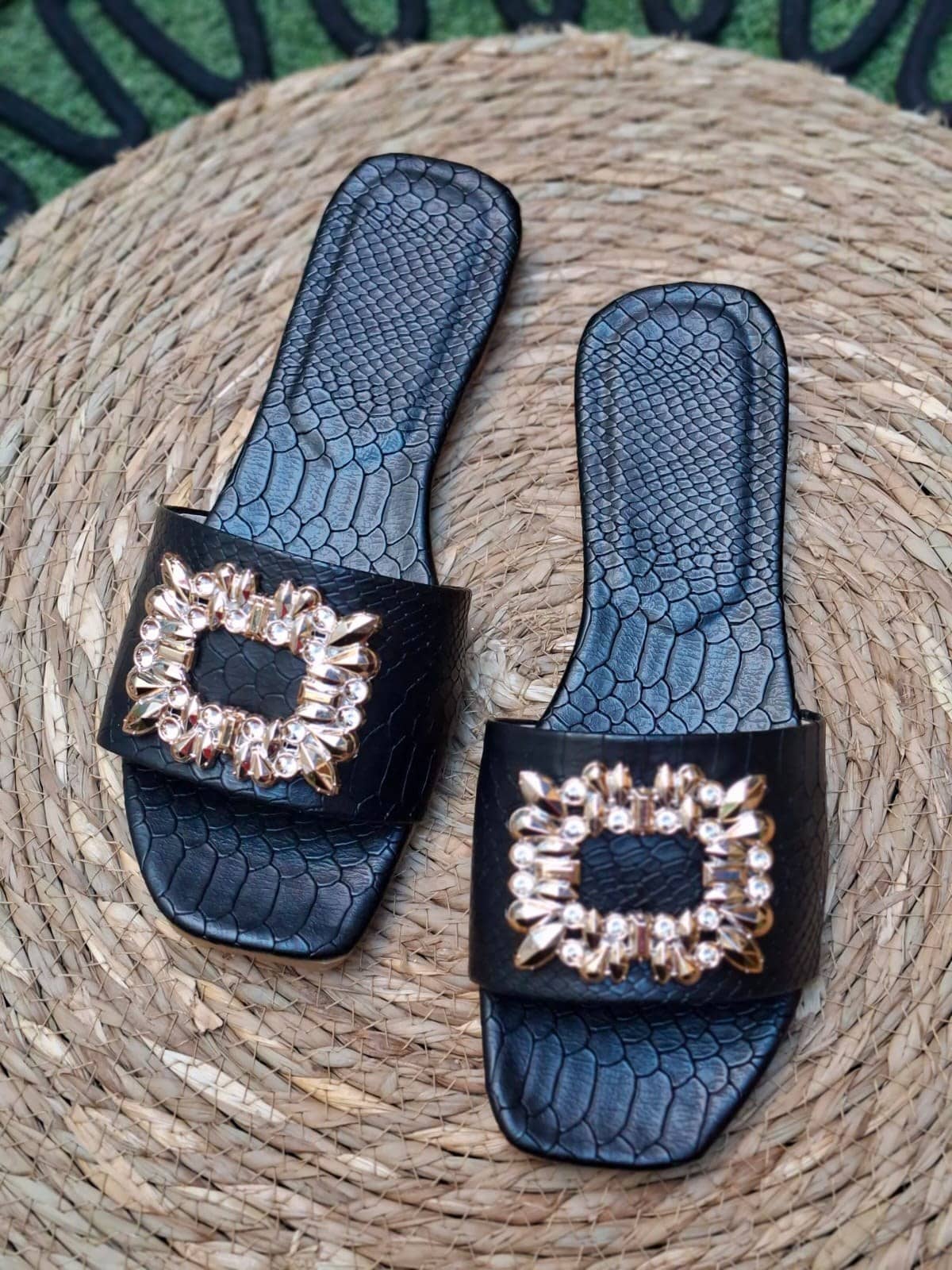Sandalias con Broche Dorado