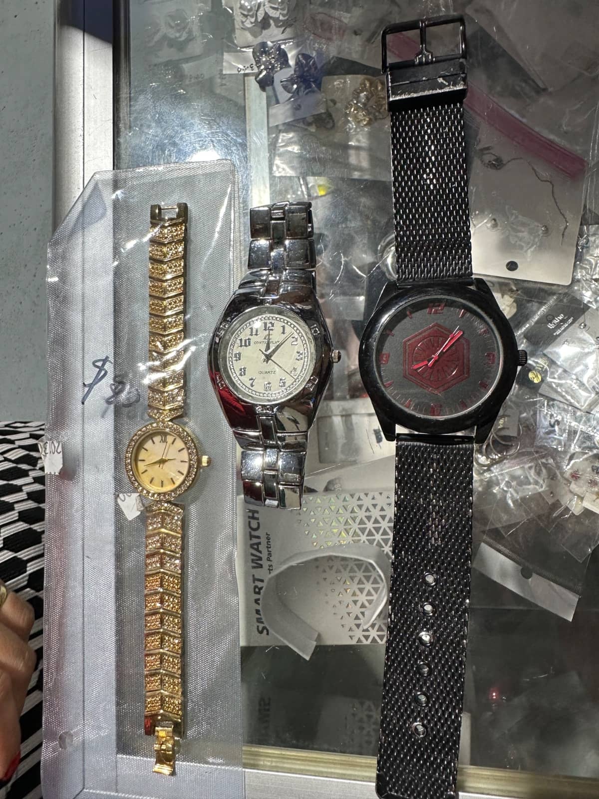 Reloj dorado con cristales