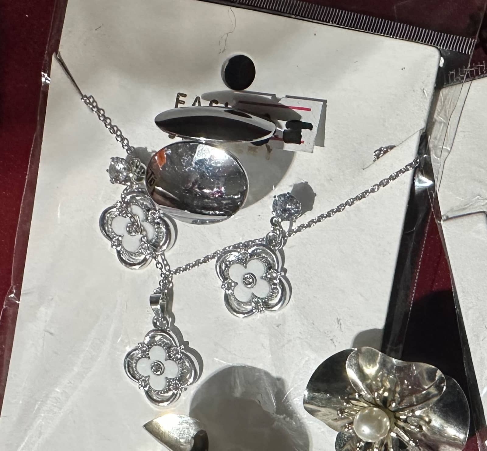Collar con dijes de flores
