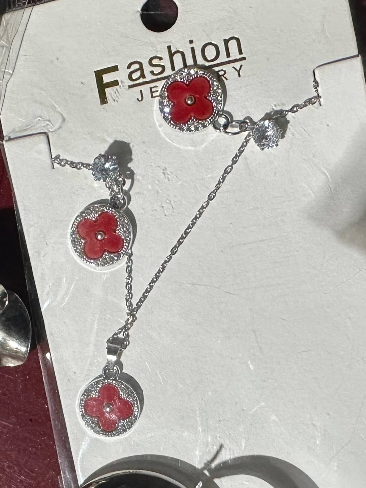 Collar con dijes rojos
