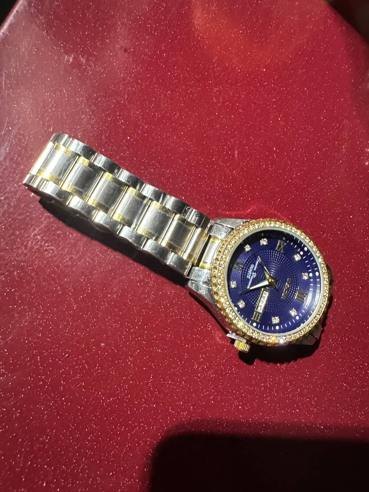 Reloj con cristales dorado plateado