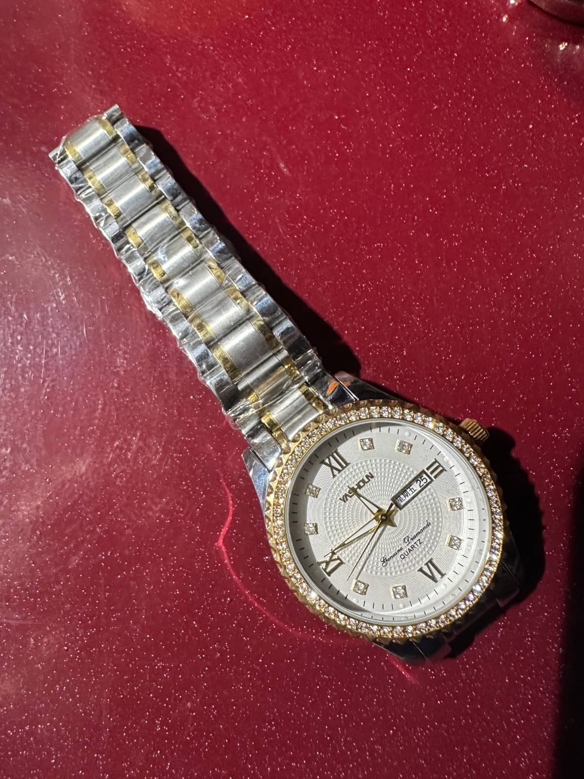 Reloj bicolor con cristales