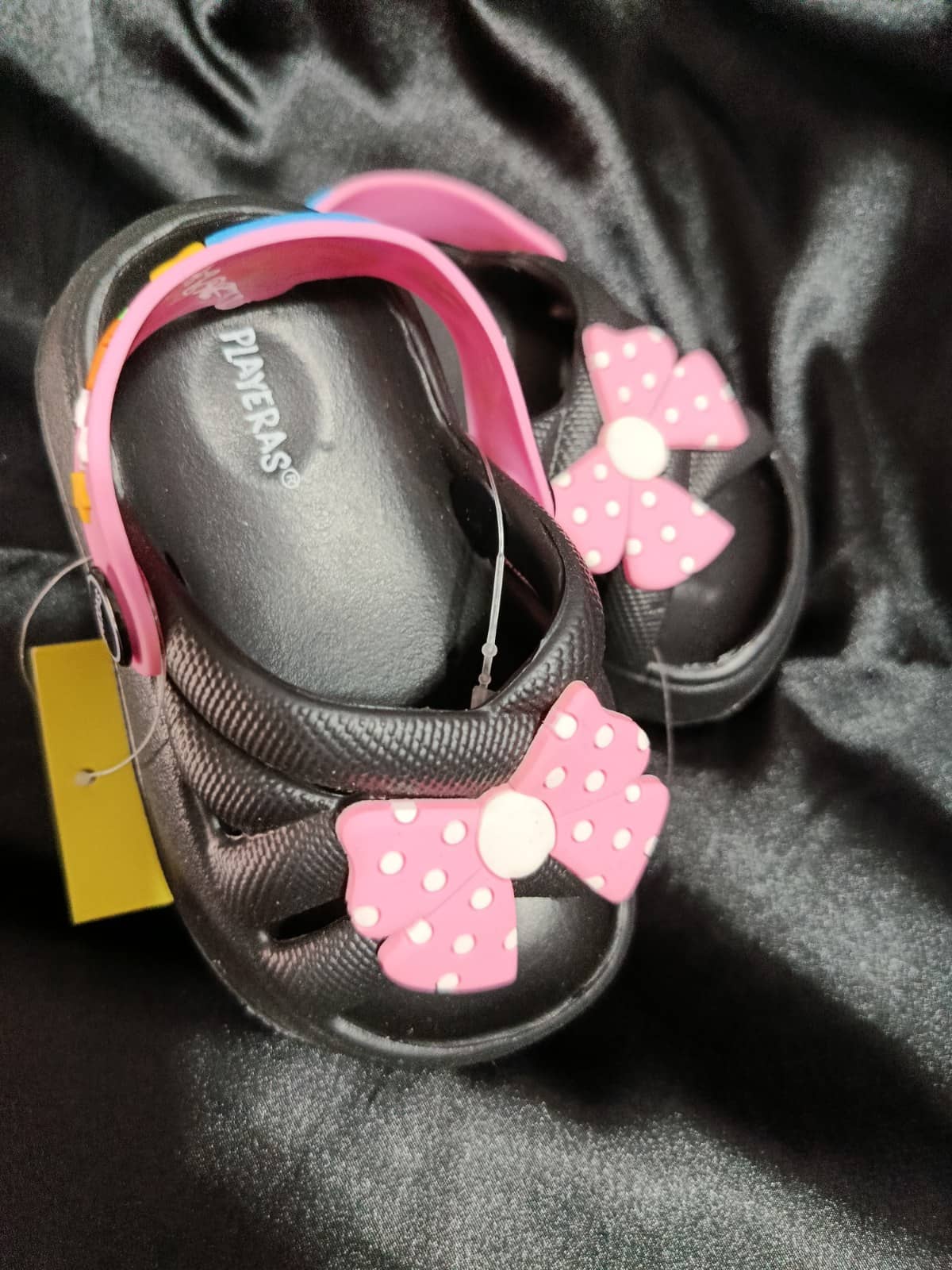 Sandalias negras con moño rosa