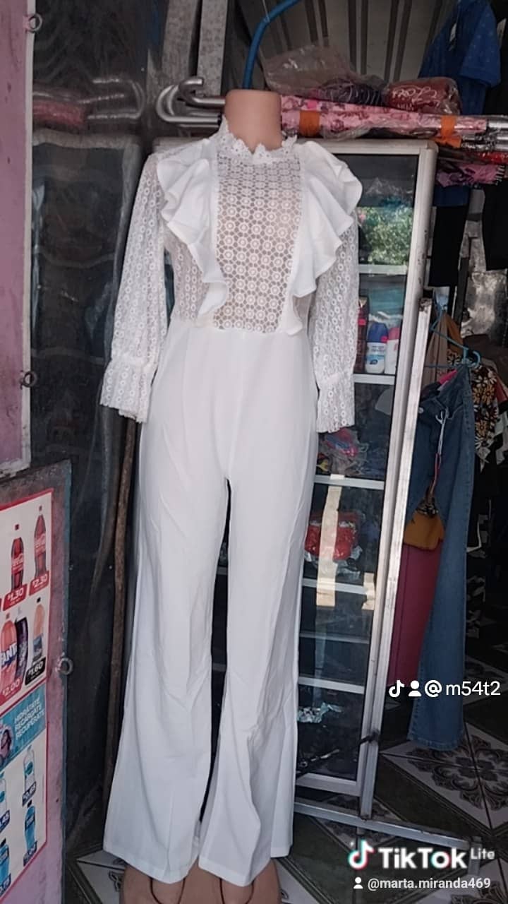 Jumpsuit blanco con encaje