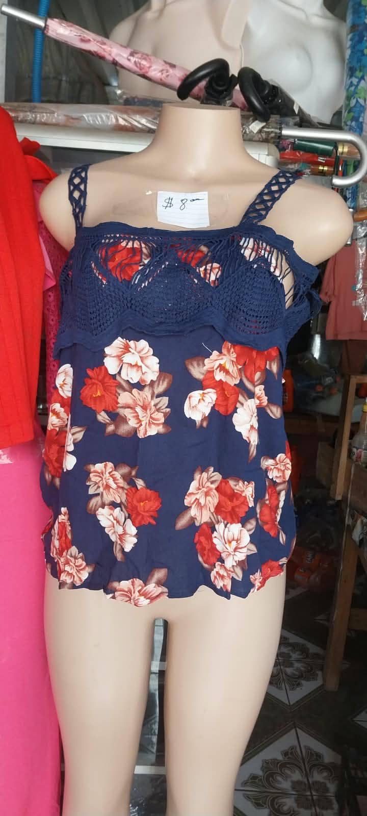 Blusa azul con flores