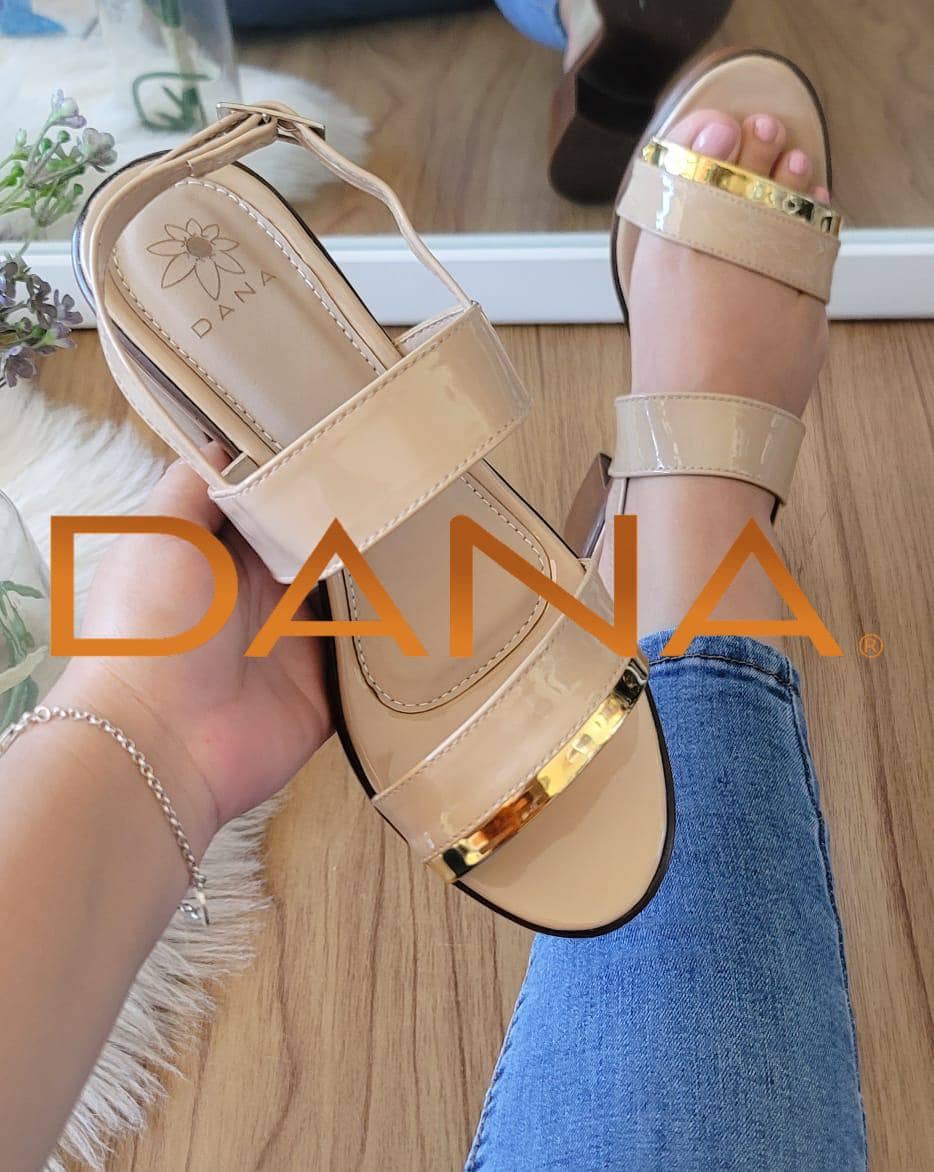 Sandalia de tacón con placa dorada beige