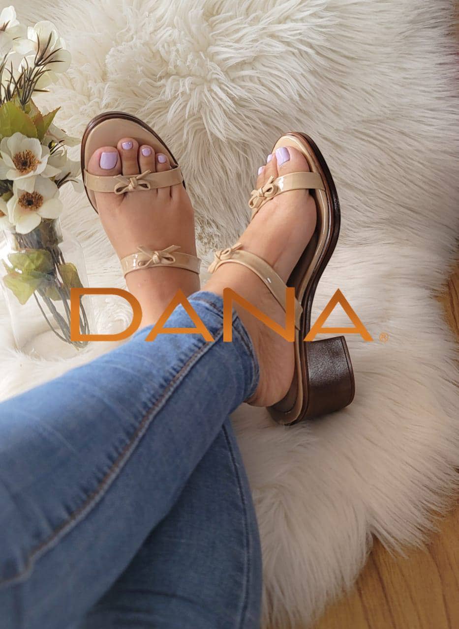 Sandalia de tacón con moñito beige