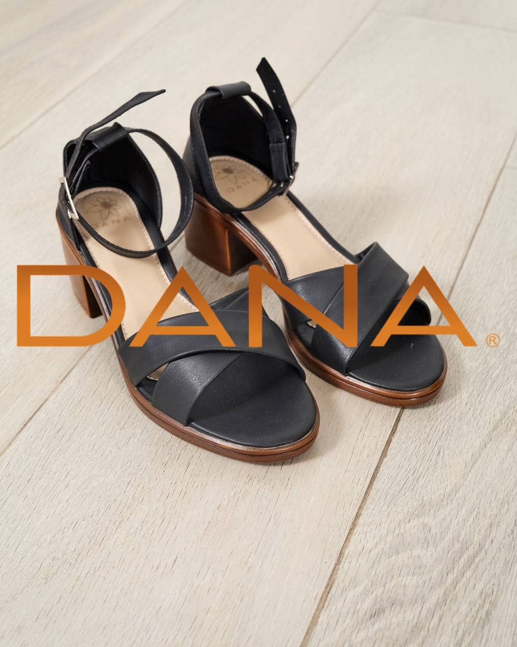 Sandalia de tacón cruzada negra