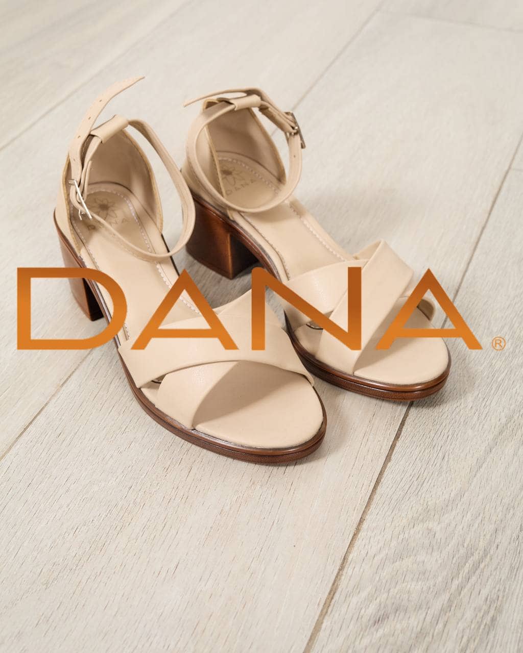 Sandalia de tacón cruzada beige