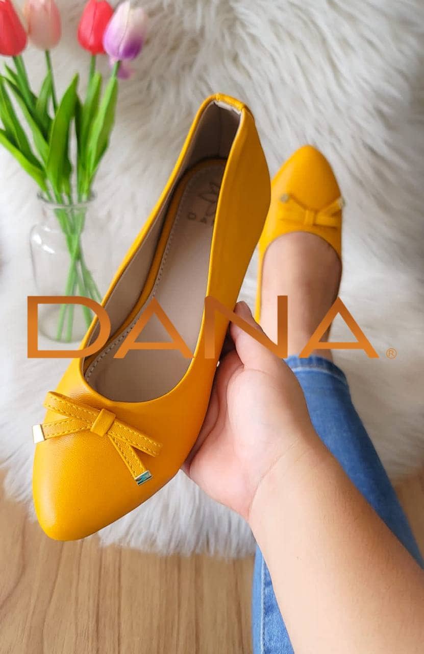 Zapato de punta con moño mostaza