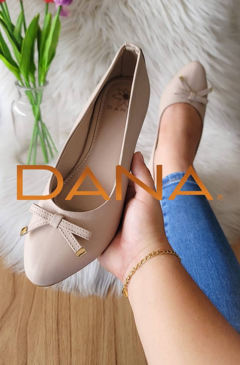 Zapato de punta con moño beige