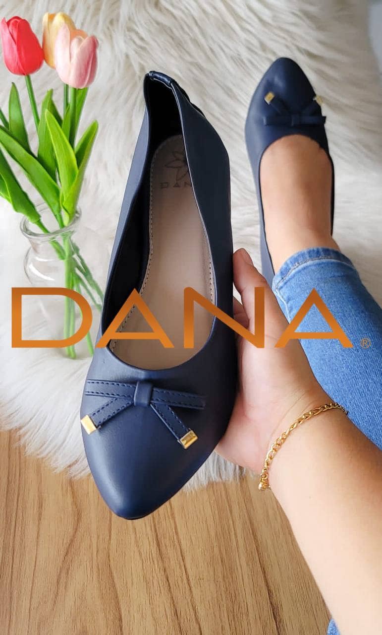 Zapato de punta con moño azul