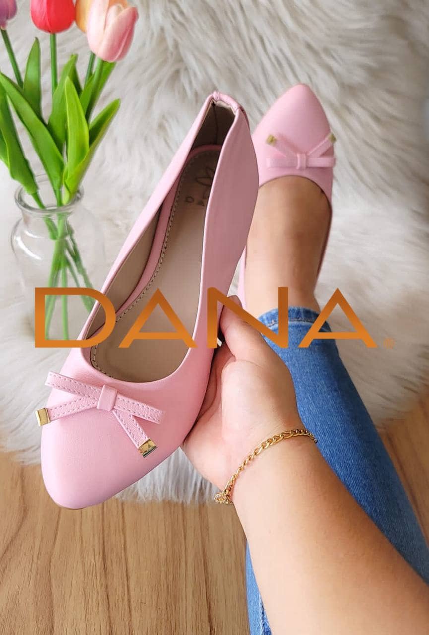 Zapato de punta con moño rosado