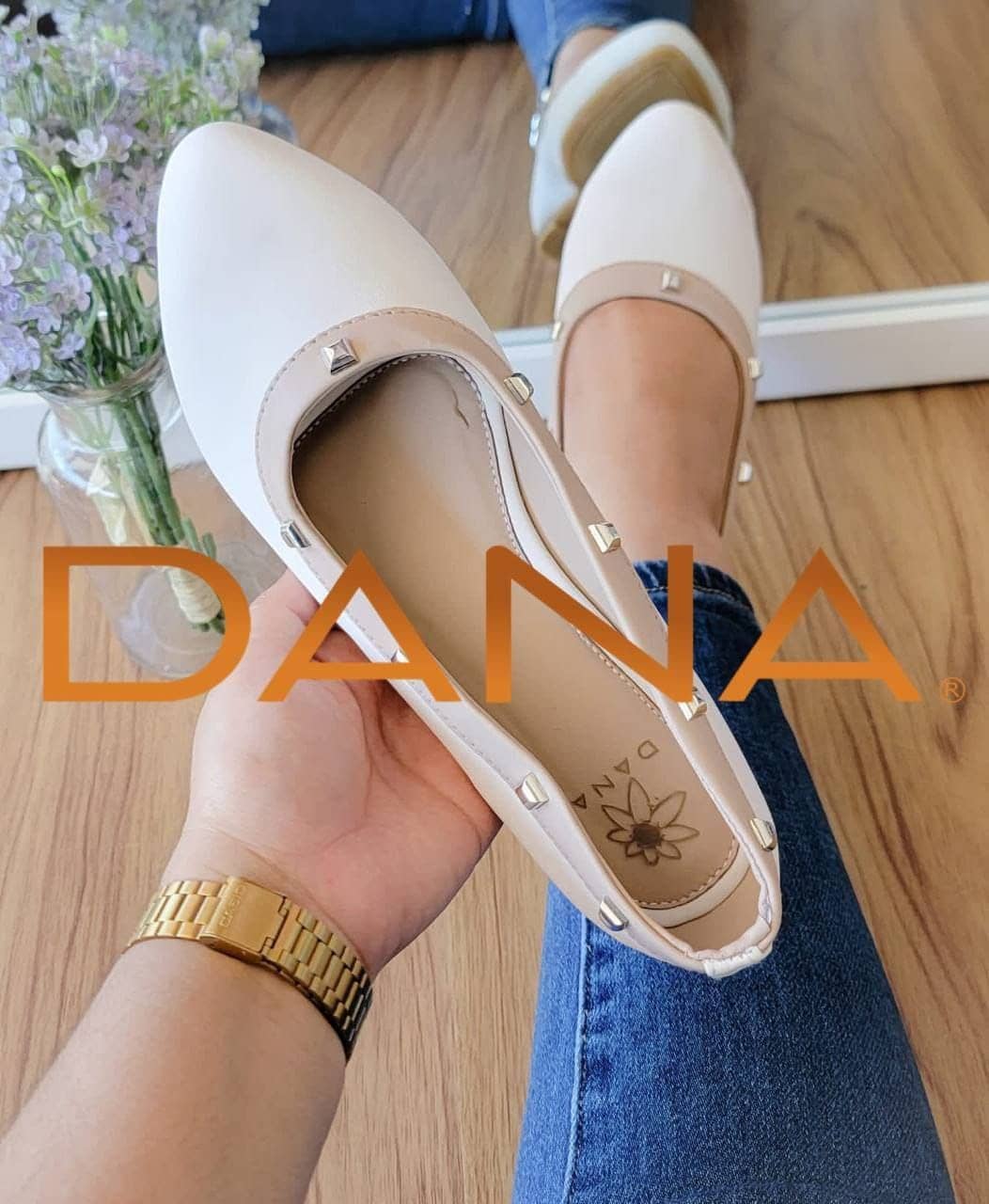 Zapato de punta con tachuelas blanco