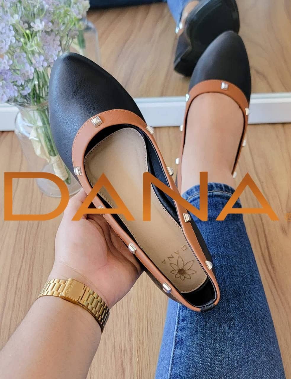 Zapato de punta con tachuelas negro