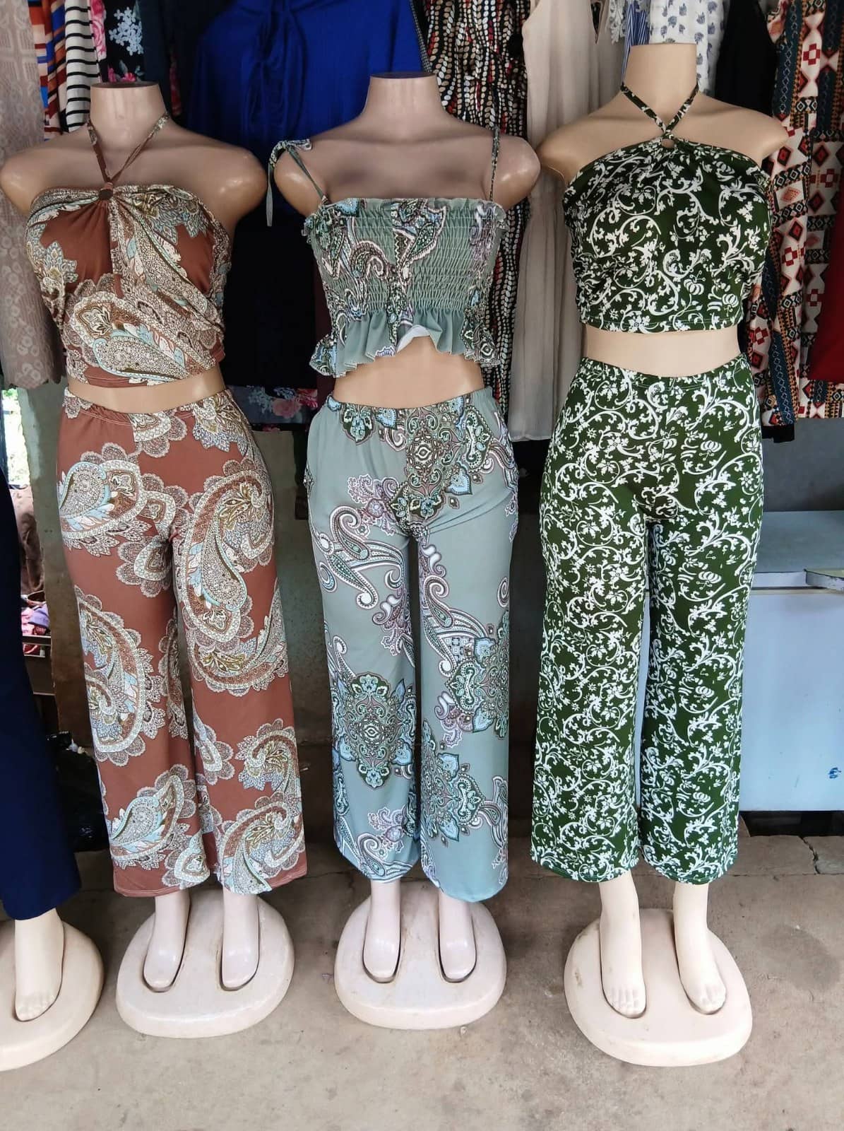 Conjunto crop top y pantalón