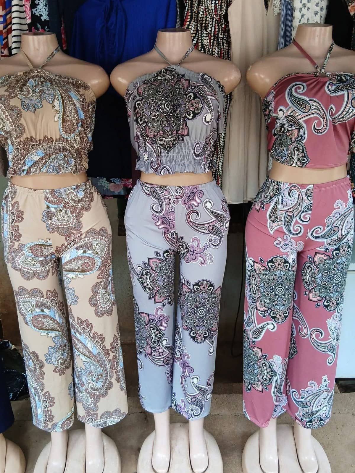 Conjunto crop top y pantalón gris