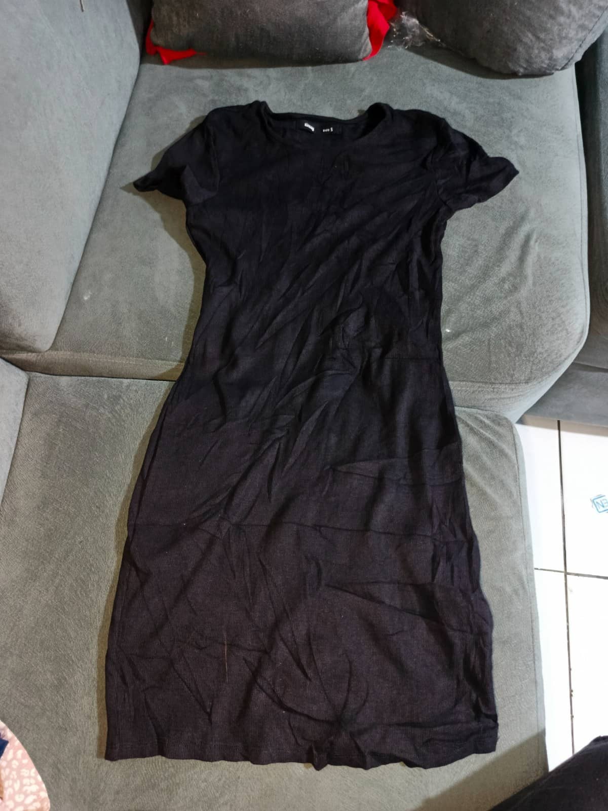 Vestido negro acanalado