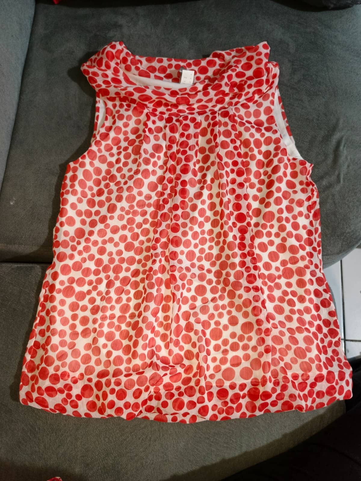 Blusa sin mangas puntos rojos