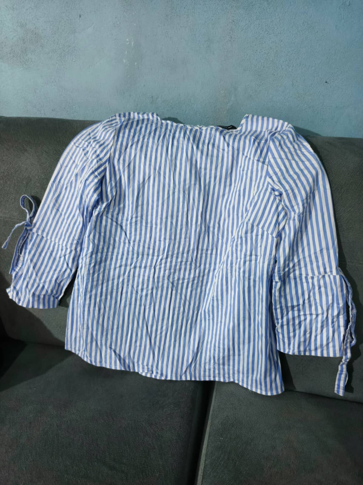 Blusa a rayas azul y blanco