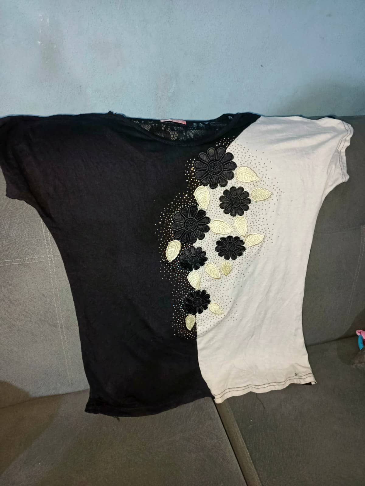 Blusa bicolor con flores