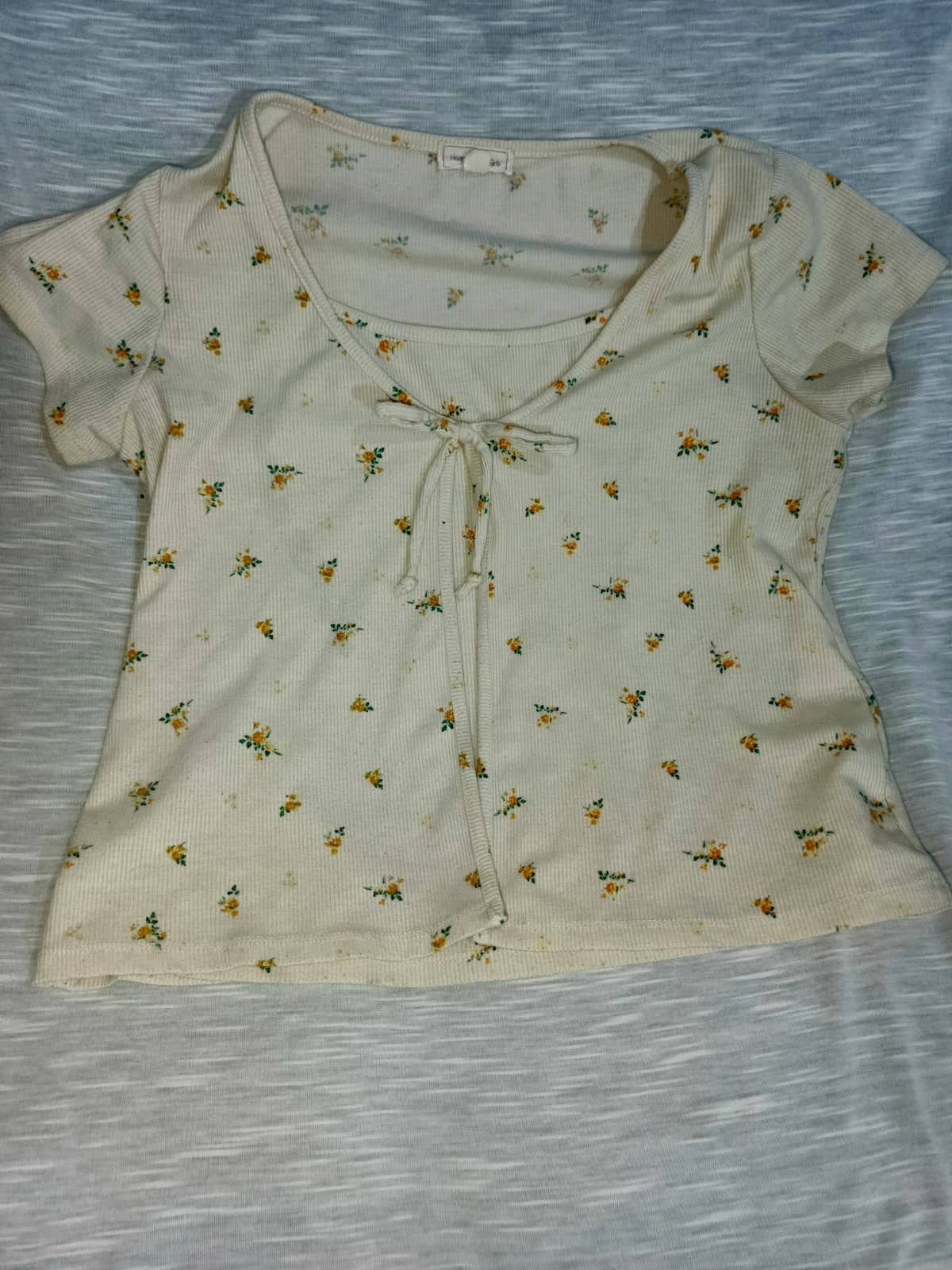 Blusa con flores amarillas