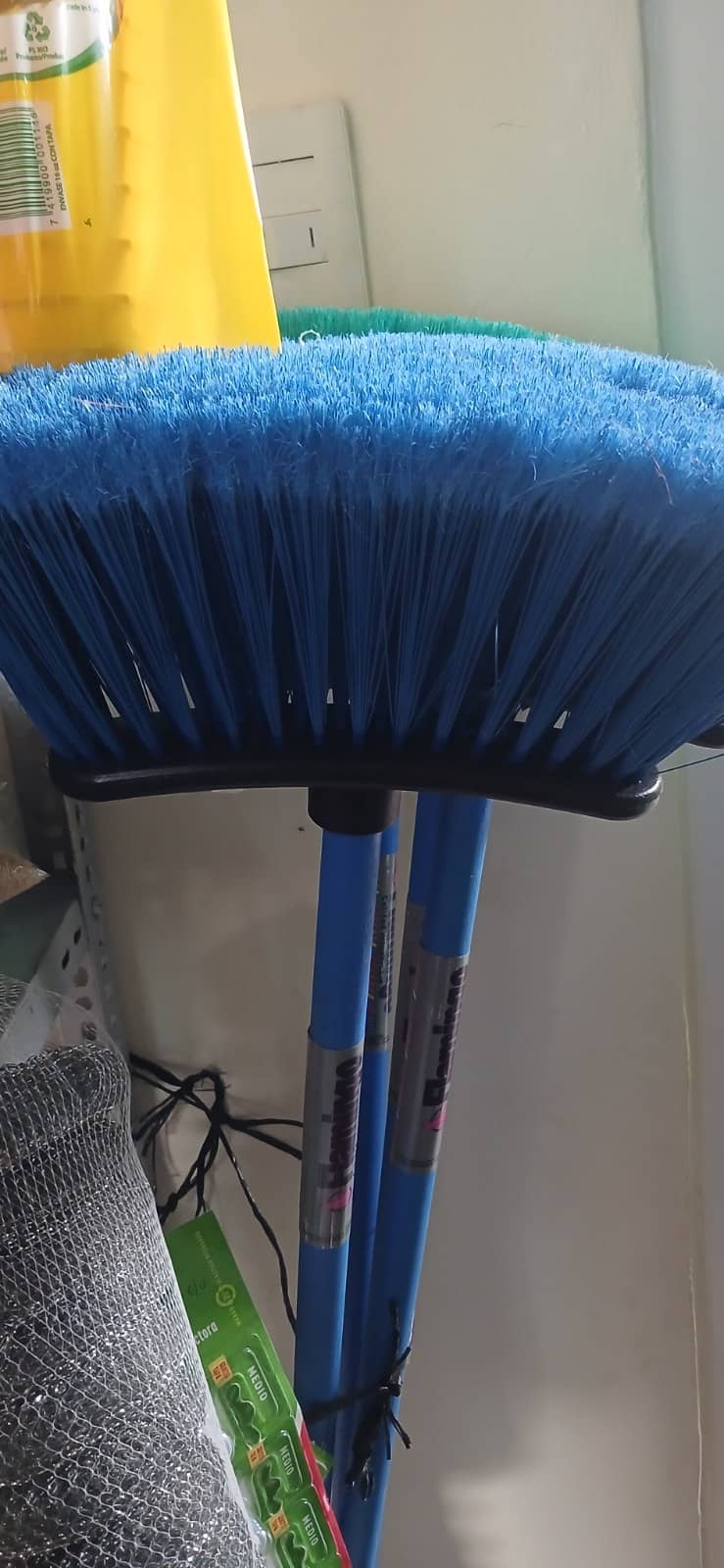 Escoba de cerdas azules